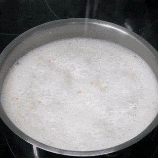 Процесс приготовления каши на молоке